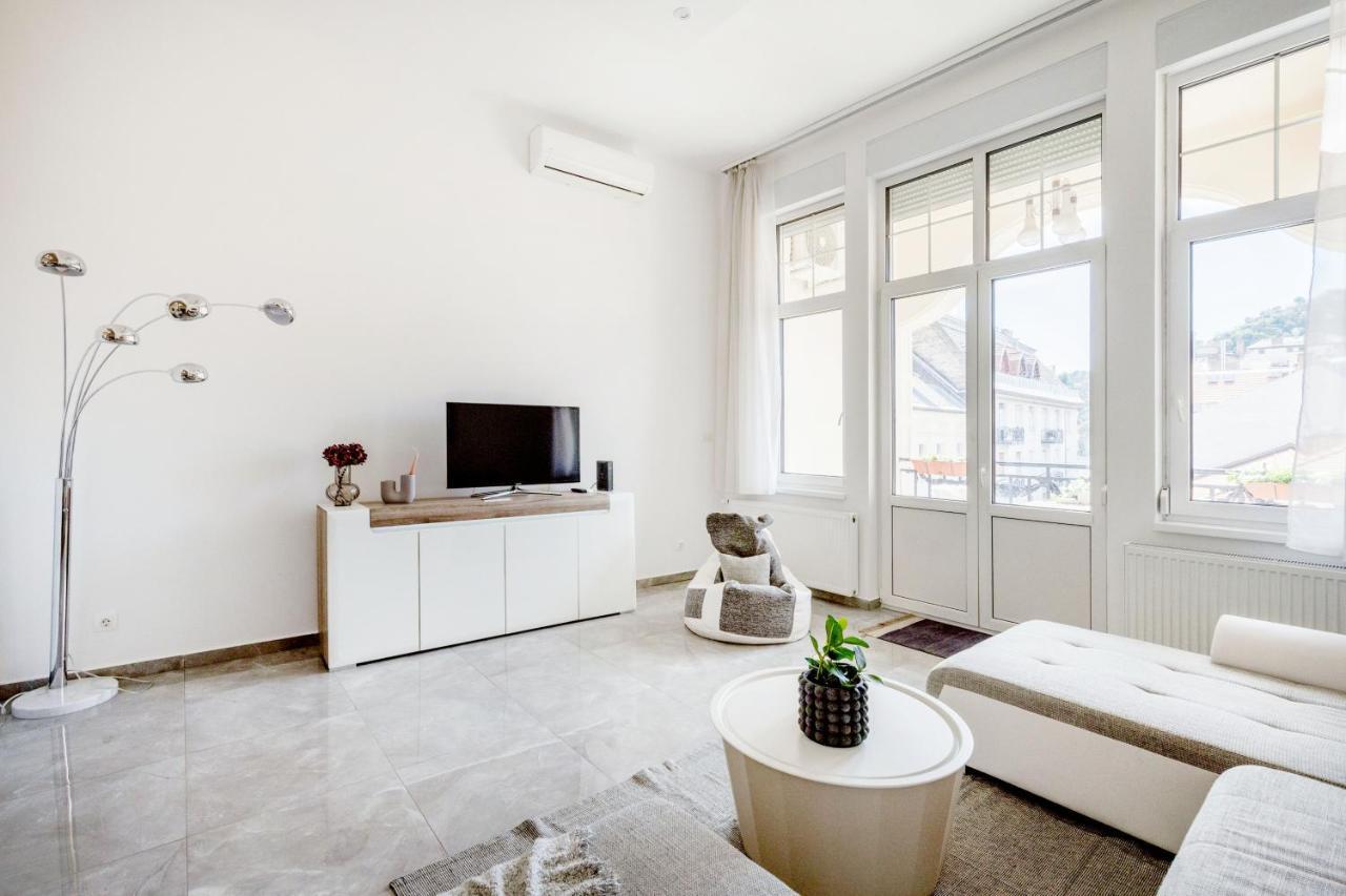 Skyline Serenity Retreat @Vaci Most Famous Street Budapest Exterior photo